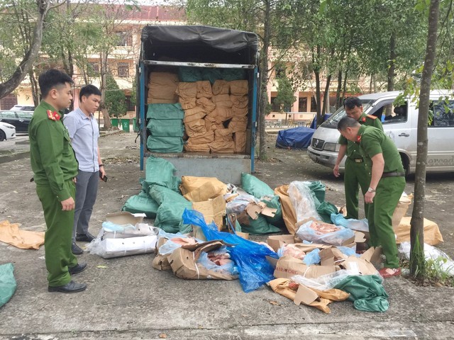 Thu giữ gần 6 tấn sản phẩm động vật bốc mùi hôi thối ở Quảng Trị - Ảnh 1.