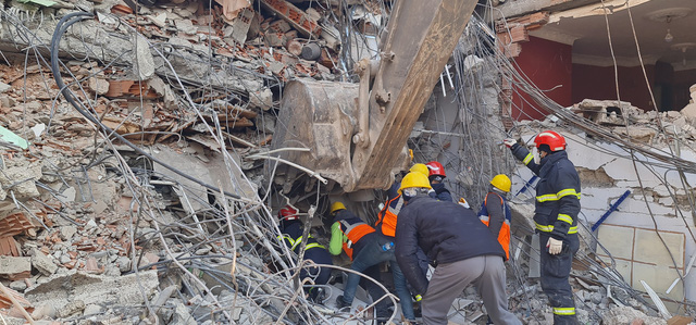 Đoàn cứu hộ Việt Nam tại Thổ Nhĩ Kỳ nỗ lực đưa các nạn nhân ra ngoài khỏi tòa nhà đổ nát - Ảnh 1.