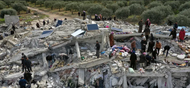 Hàng nghìn tòa nhà đổ sập trong động đất, Thổ Nhĩ Kỳ bắt giữ 100 nhà thầu xây dựng - Ảnh 1.