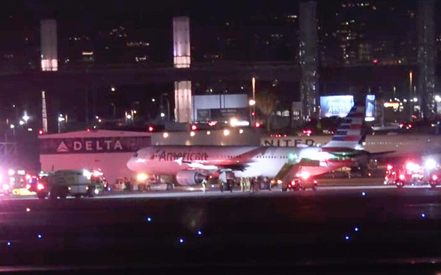 Máy bay va chạm xe chở khách ở sân bay Los Angeles, ít nhất 5 người bị thương  - Ảnh 1.