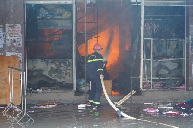 Cháy dữ dội chợ Tam Bạc ở Hải Phòng - Ảnh 9.