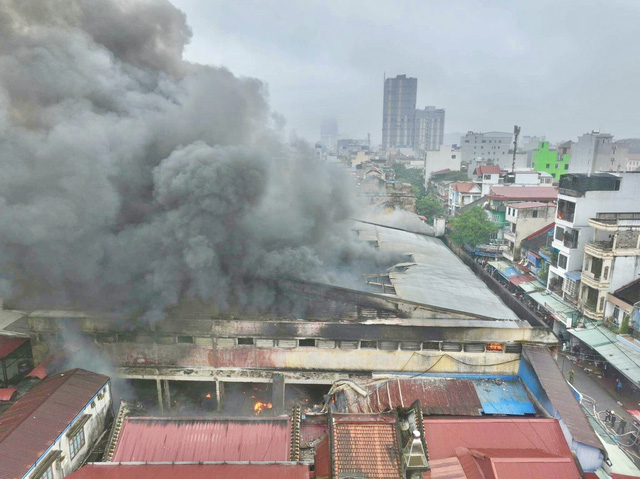 Cháy dữ dội chợ Tam Bạc ở Hải Phòng - Ảnh 3.