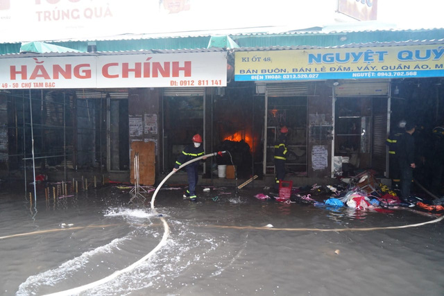 Cháy dữ dội chợ Tam Bạc ở Hải Phòng - Ảnh 11.