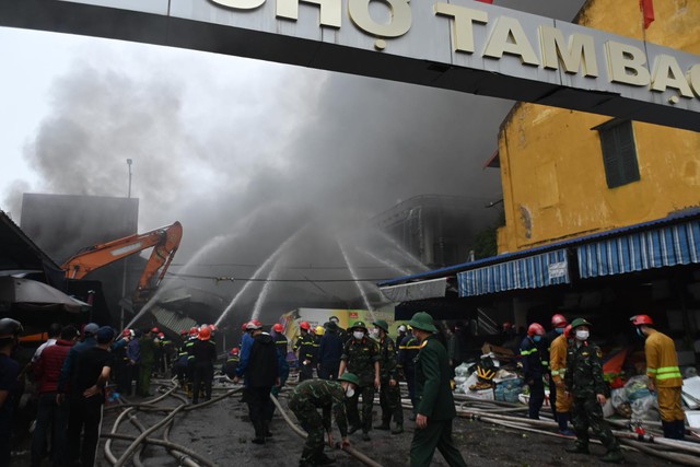 Cháy dữ dội chợ Tam Bạc ở Hải Phòng - Ảnh 7.