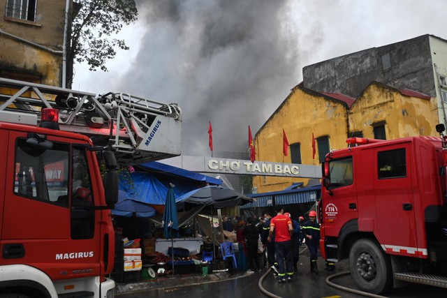 Cháy dữ dội chợ Tam Bạc ở Hải Phòng - Ảnh 1.
