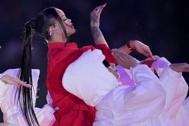 Rihanna tiết lộ mang thai em bé thứ hai, vẫn trình diễn cực sung tại Super Bowl Halftime Show - Ảnh 4.