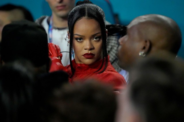 Rihanna tiết lộ mang thai em bé thứ hai, vẫn trình diễn cực sung tại Super Bowl Halftime Show - Ảnh 1.