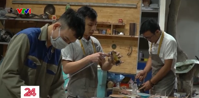 Người trẻ khởi nghiệp bằng mô hình tái chế gỗ vụn - Ảnh 1.