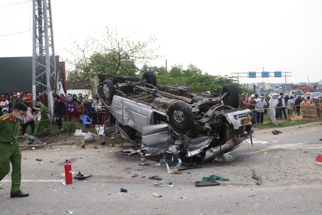 Hiện trường vụ tai nạn kinh hoàng làm 8 người chết ở Quảng Nam - Ảnh 15.