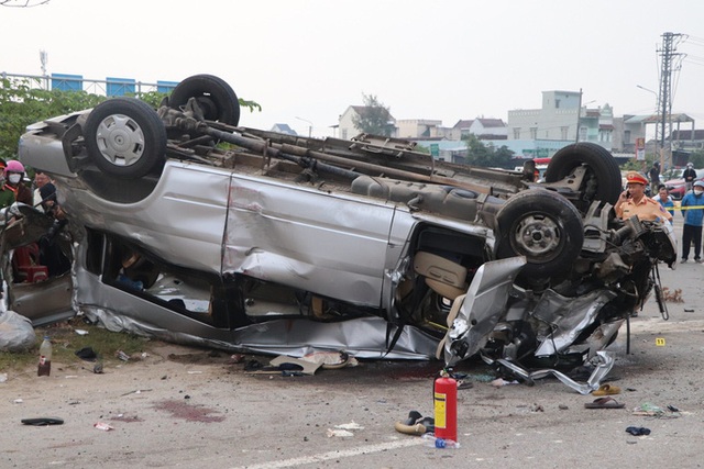 Hiện trường vụ tai nạn kinh hoàng làm 8 người chết ở Quảng Nam - Ảnh 14.