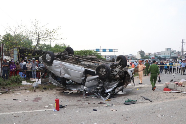 Hiện trường vụ tai nạn kinh hoàng làm 8 người chết ở Quảng Nam - Ảnh 13.