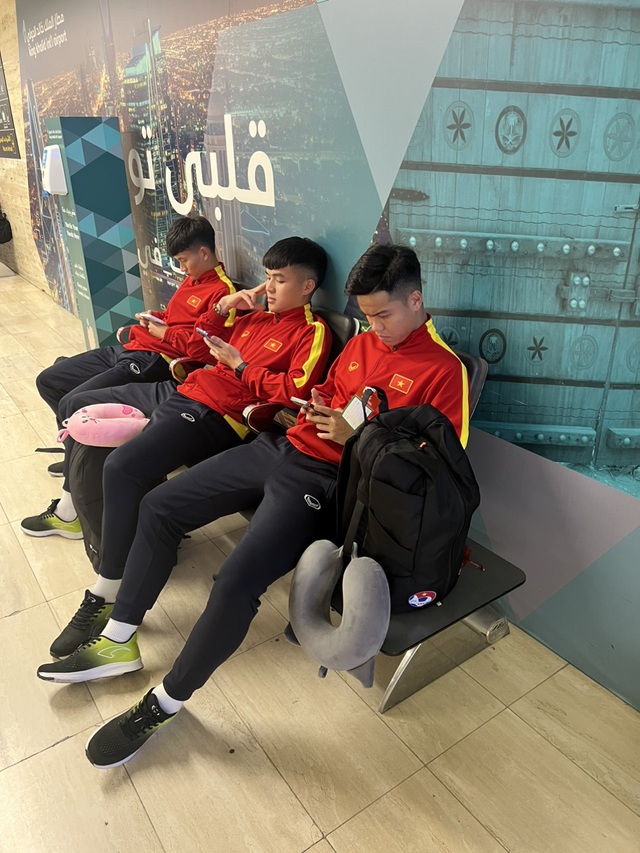 U20 Việt Nam đặt chân tới Saudi Arabia, sẵn sàng cho chuyến tập huấn 10 ngày - Ảnh 1.