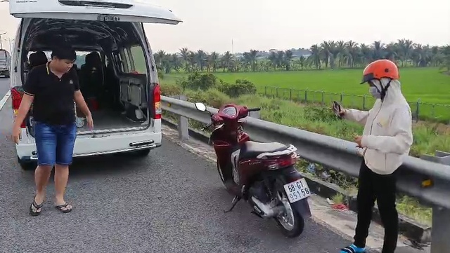 Cô gái đi xe máy lạc vào đường cao tốc được xe cứu thương chở ra ngoài   VTVVN