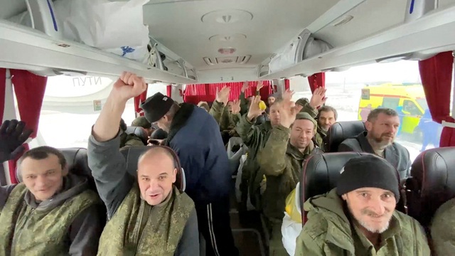 Nga và Ukraine trao đổi hơn 200 tù binh - Ảnh 1.