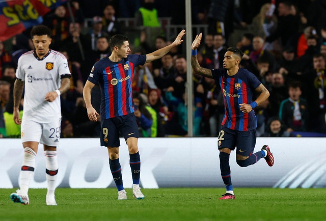 Lượt đi vòng Play-off UEFA Europa League: Barcelona và Man Utd bất phân thắng bại   - Ảnh 1.