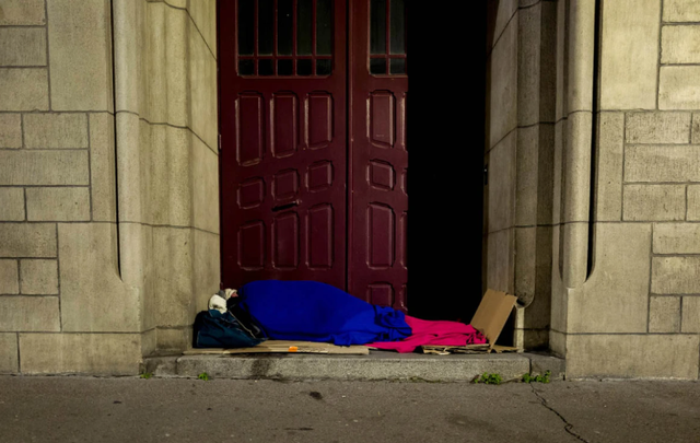 Tình trạng vô gia cư và chất lượng cuộc sống kém đang gia tăng ở Pháp - Ảnh 3.