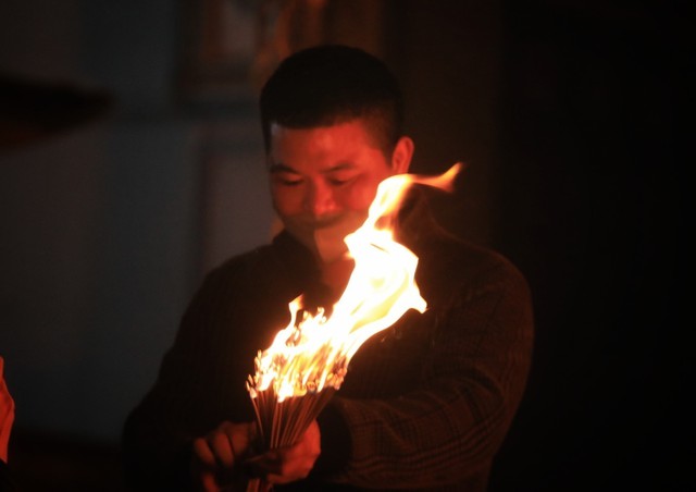 Hà Nội: Độc đáo lễ hội xin lửa đầu năm - Ảnh 9.