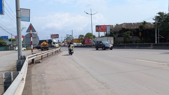 Bất chấp biển cấm, hàng loạt xe máy vẫn đi vào cao tốc TP Hồ Chí Minh - Trung Lương - Ảnh 1.