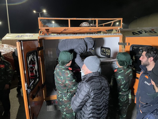 Đoàn cứu hộ QĐND Việt Nam trao tặng gần 25 tấn hàng cho Thổ Nhĩ Kỳ - Ảnh 2.