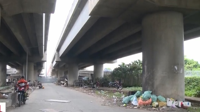 Nhiều gầm cầu tại TP Hồ Chí Minh bị biến thành bãi rác - Ảnh 1.