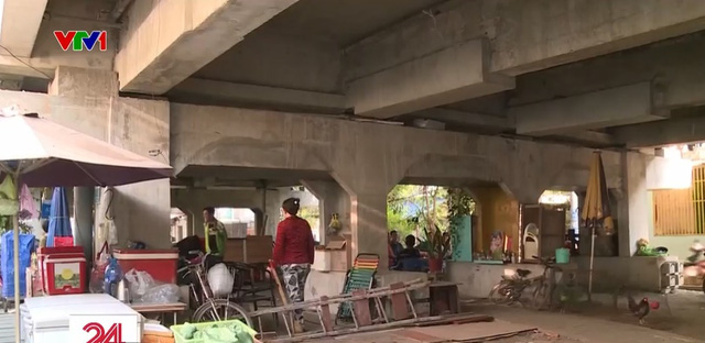 Nhiều gầm cầu tại TP Hồ Chí Minh bị biến thành bãi rác - Ảnh 2.