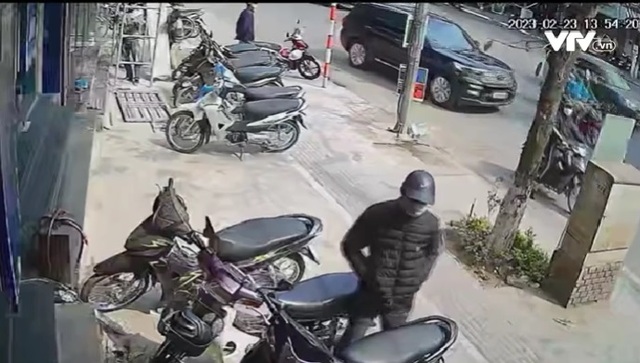Trộm bẻ khóa xe máy trong 20 giây - Ảnh 1.