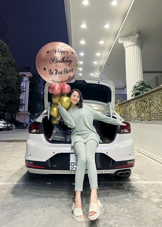 Sao Việt ngày 25/2: Hoa hậu Khánh Vân mừng sinh nhật, Việt Hoa nhận quà bất ngờ đón tuổi mới - Ảnh 2.