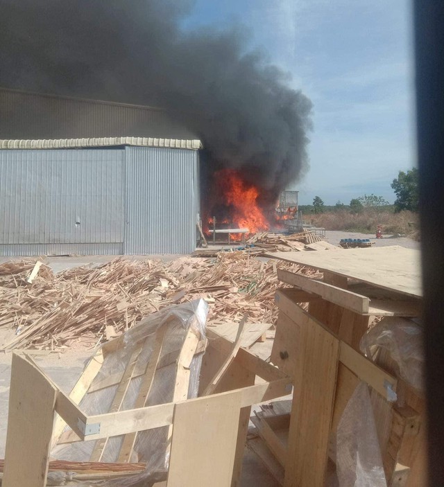 Cháy nhà xưởng công ty sản xuất gỗ trong Khu Công nghiệp Minh Hưng 3 - Ảnh 1.