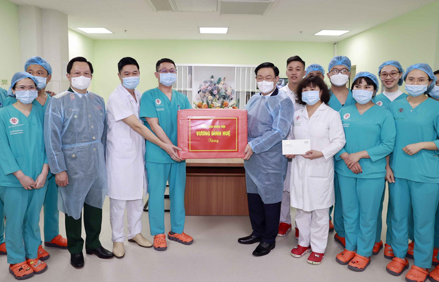 Chủ tịch Quốc hội Vương Đình Huệ thăm Bệnh viện Trung ương Quân đội 108 - Ảnh 1.