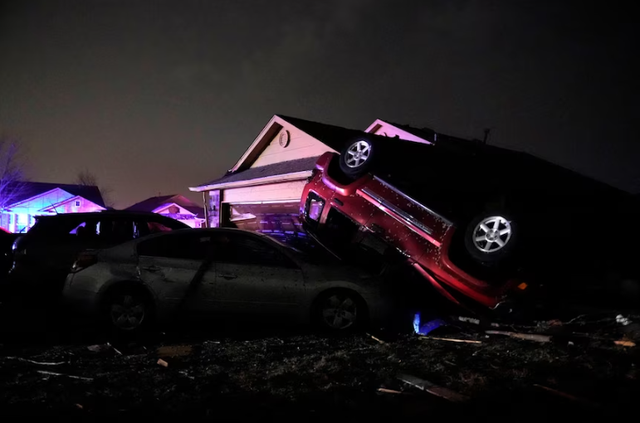 Hàng loạt trận lốc xoáy ở Mỹ làm 12 người bị thương, hàng nghìn người bị mất điện - Ảnh 1.