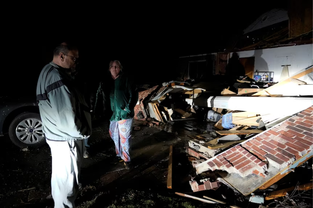 Hàng loạt trận lốc xoáy ở Mỹ làm 12 người bị thương, hàng nghìn người bị mất điện - Ảnh 3.