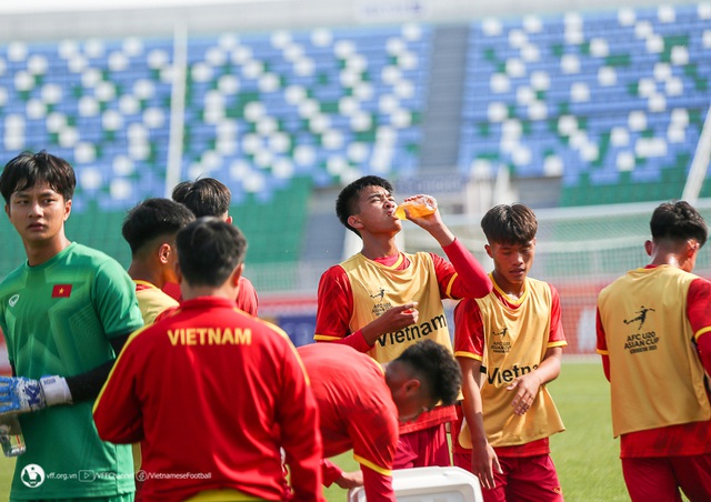 U20 Việt Nam làm quen sân thi đấu, hoàn thiện khâu chuẩn bị cuối cùng cho trận ra quân   - Ảnh 3.