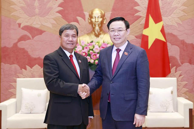 Chủ tịch Quốc hội Vương Đình Huệ tiếp Phó Chủ tịch Quốc hội Lào - Ảnh 1.