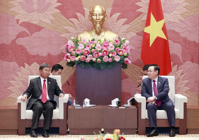 Chủ tịch Quốc hội Vương Đình Huệ tiếp Phó Chủ tịch Quốc hội Lào - Ảnh 2.