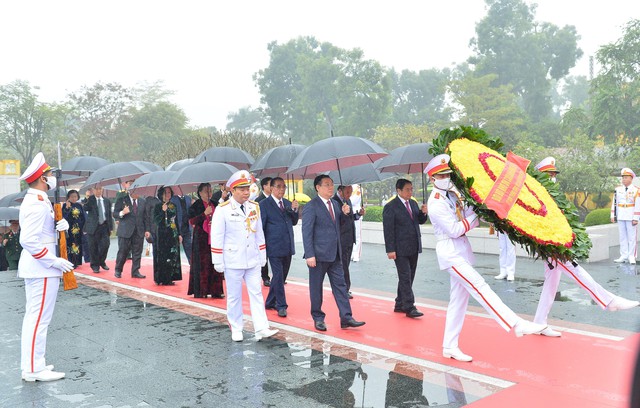 
The delegation then laid a wreath at the Monument to Heroes and Martyrs in Hanoi. (Photo: VNA)
