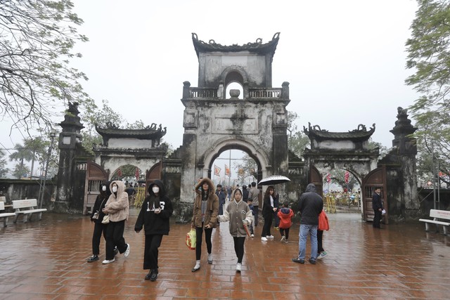 Du khách nô nức đổ về đền Trần Nam Định trước giờ khai ấn - Ảnh 3.