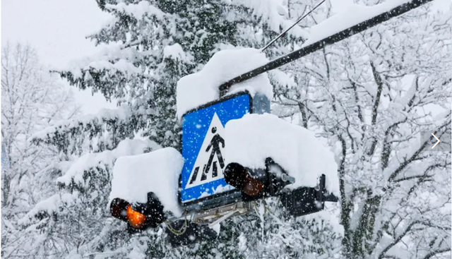 Bão tuyết gây gián đoạn giao thông và mất điện tại Czech và Slovakia  - Ảnh 1.