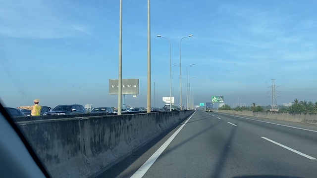 Va chạm giữa 2 ô tô cao tốc TP. Hồ Chí Minh - Long Thành - Dầu Giây kẹt xe gần 5km - Ảnh 1.