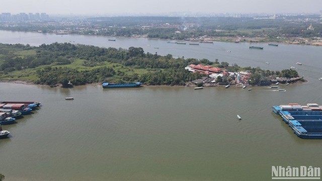 Lật thuyền trên sông Đồng Nai, 12 người rơi xuống sông, 1 thai phụ tử vong - Ảnh 1.