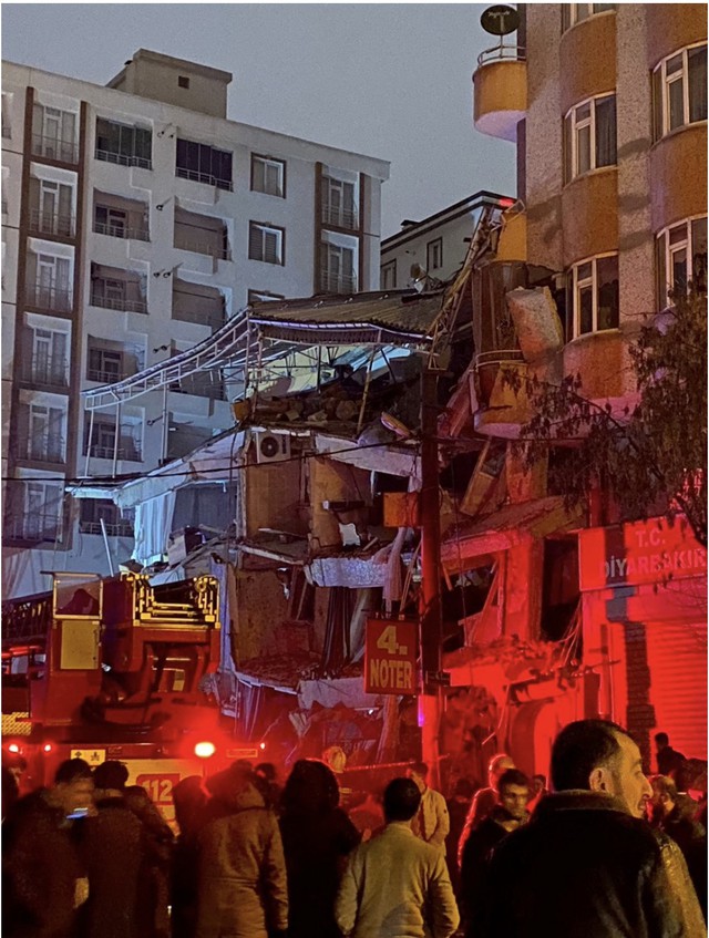 Động đất Thổ Nhĩ Kỳ khiến hơn 500 người thiệt mạng - Ảnh 4.