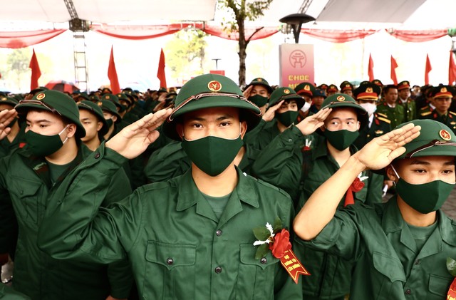Thanh niên Thủ đô nô nức lên đường thực hiện nghĩa vụ quân sự năm 2023 - Ảnh 1.