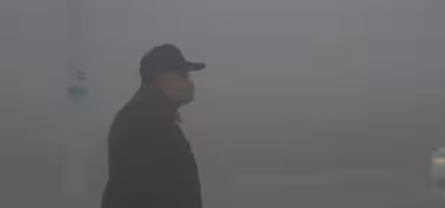 Trung Quốc ra cảnh báo sương mù dày đặc, nhiều chuyến tàu bị hoãn - Ảnh 1.