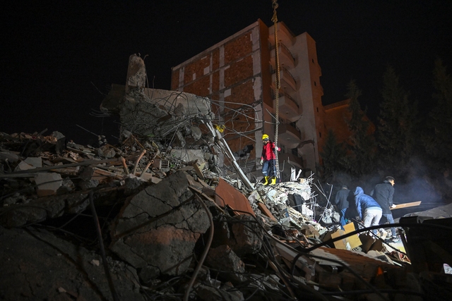 Số người tử vong trong trận động đất kinh hoàng ở Thổ Nhĩ Kỳ, Syria vượt 16.000 - Ảnh 1.