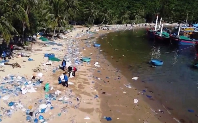 Rác thải nhựa đe dọa nhiều vùng vịnh trong xanh ở Phú Yên - Ảnh 2.