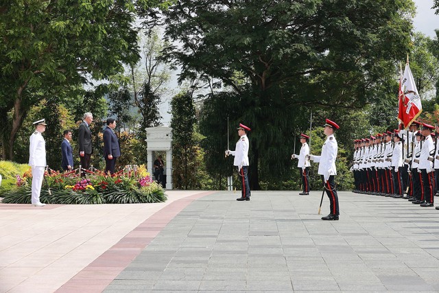 Lễ đón chính thức Thủ tướng Phạm Minh Chính thăm chính thức Cộng hòa Singapore - Ảnh 1.