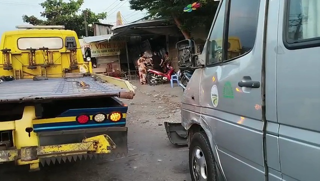 Tiền Giang: Xe tải va chạm xe khách và lao vào nhà dân - Ảnh 1.