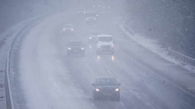 Anh: Bão Larisa mang theo tuyết dày, khiến ô tô bị kẹt trên đường, sân bay đóng cửa đường băng - Ảnh 2.
