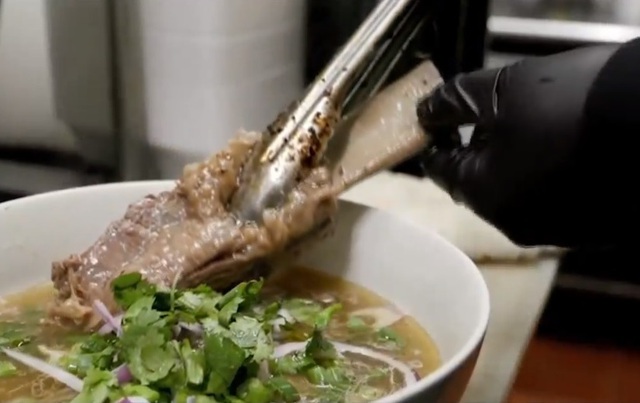 Những đầu bếp gây dựng thương hiệu ẩm thực Việt tại Mỹ - Ảnh 1.