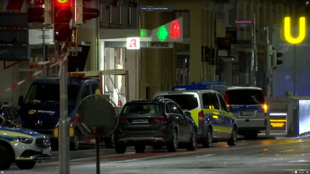 Cảnh sát Đức ập vào hiệu thuốc ở Karlsruhe, tóm gọn nghi can bắt giữ con tin - Ảnh 1.