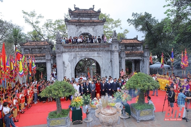 Lễ hội đền Bà Triệu đón nhận di sản văn hoá phi vật thể quốc gia - Ảnh 2.